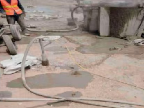 满洲里水泥混凝土路面板底注浆技术 路面脱空注浆整治方案