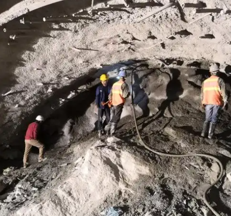 满洲里拱顶带模注浆料的施工流程及注意事项